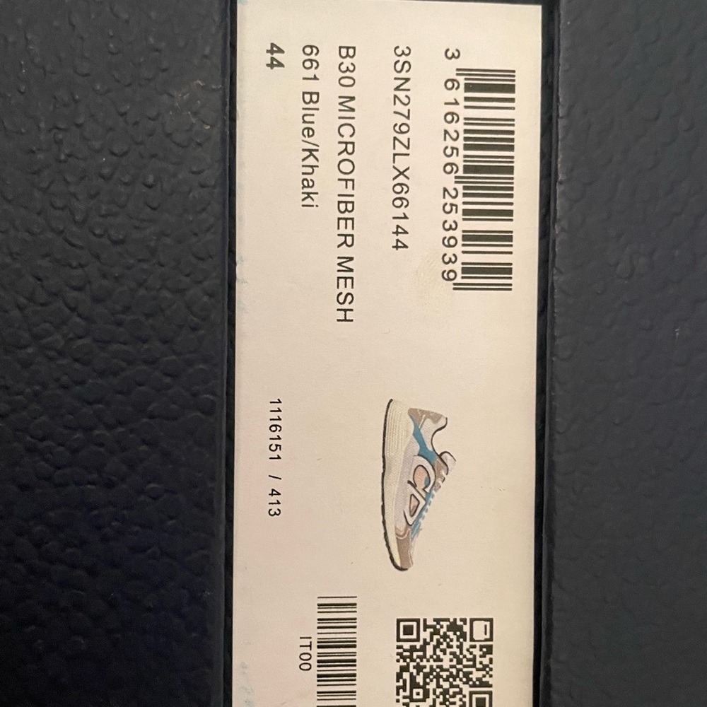 Color Blue/Khaki size 44 or a 10 in US size basically brand new no damages - Picture 3 of 3